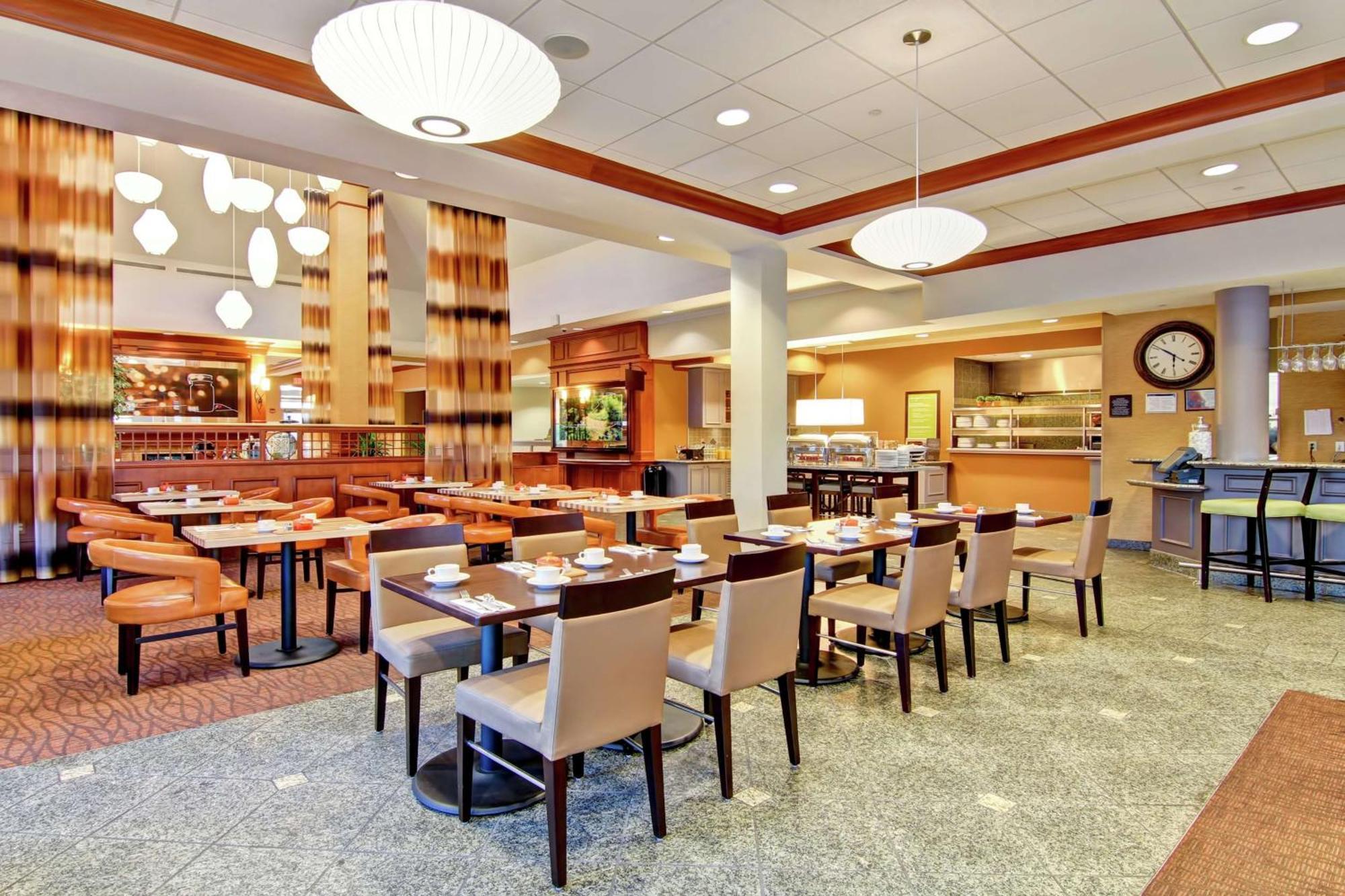 Hilton Garden Inn Ottawa Airport Экстерьер фото